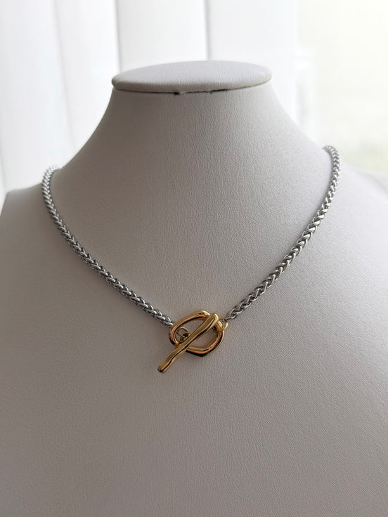 COLLAR BROCHE T