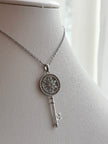 COLLAR DIJE LLAVE CON ZIRCONIA PLATEADO