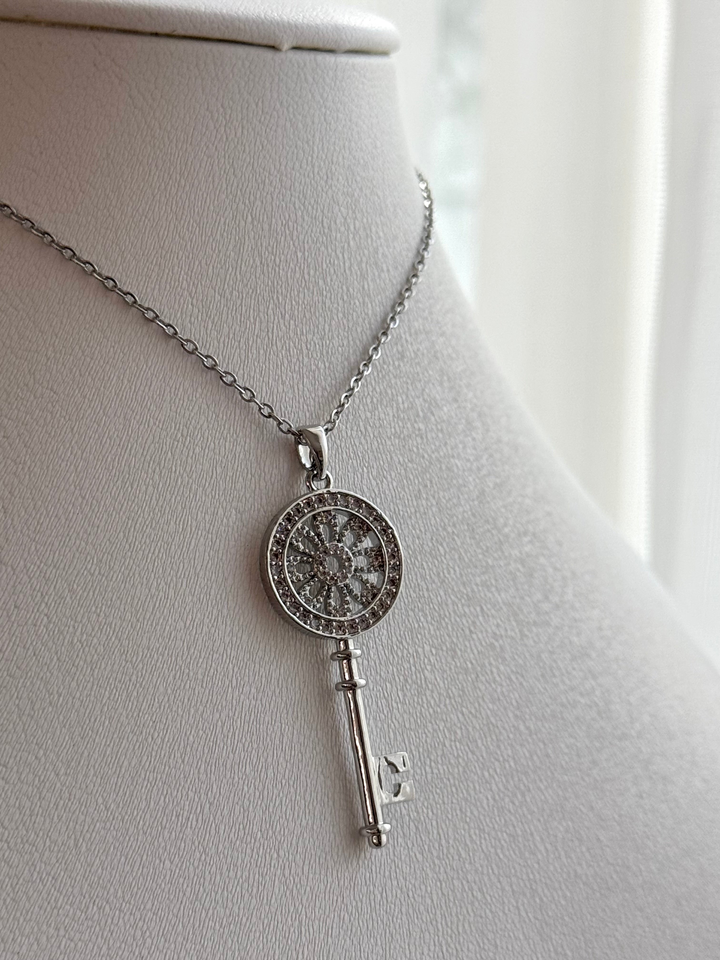 COLLAR DIJE LLAVE CON ZIRCONIA PLATEADO