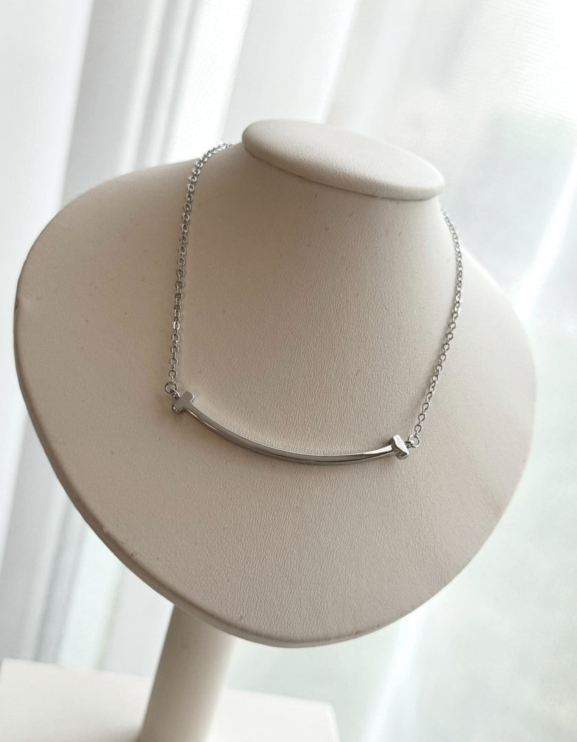 COLLAR T LISO CON GRABADO