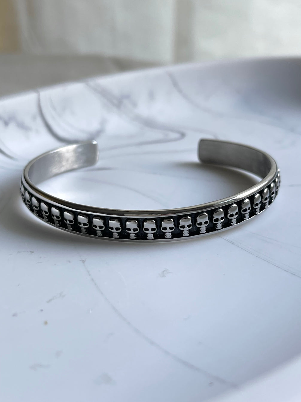 PULSERA ABIERTA CALAVERAS PLATEADA