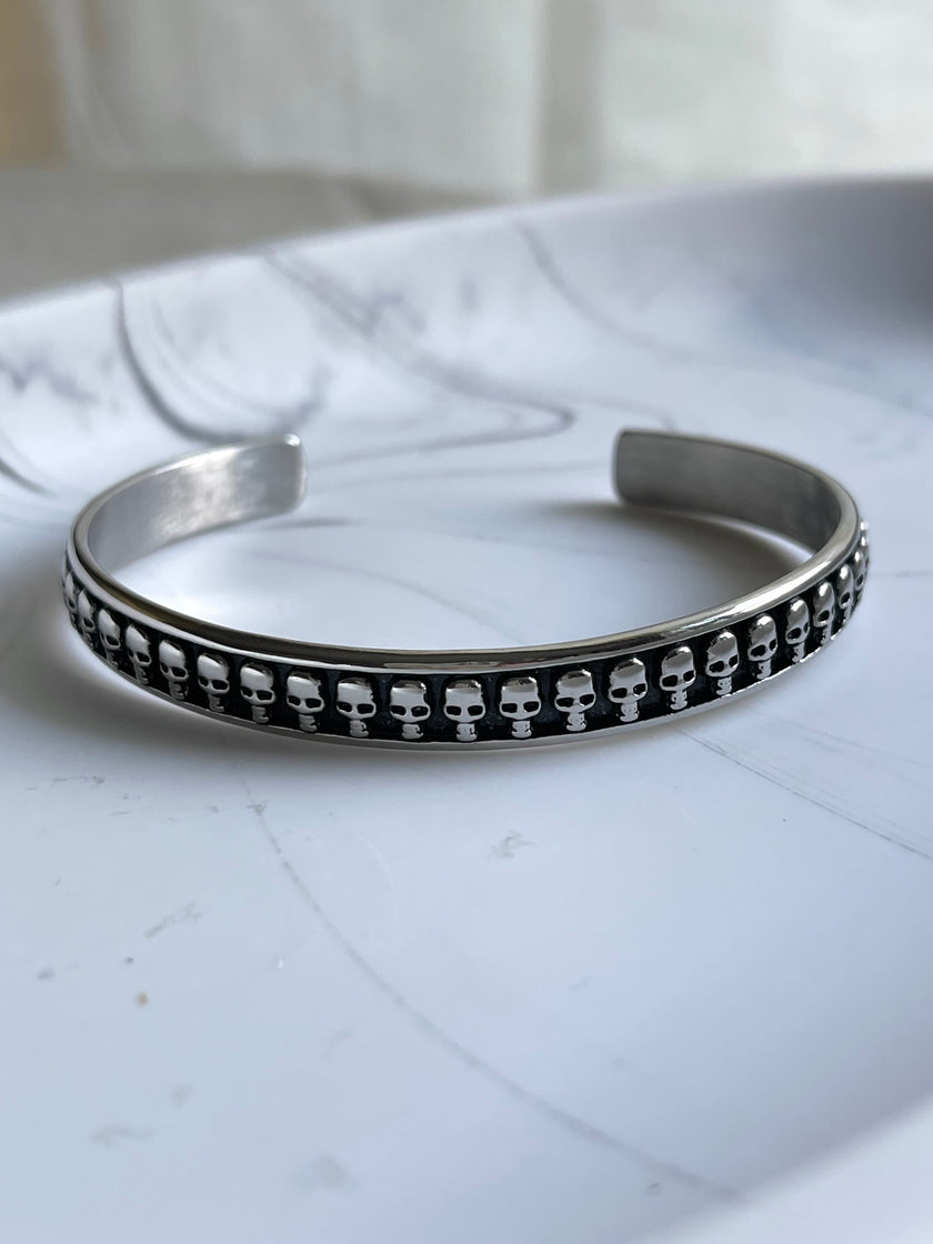 PULSERA ABIERTA CALAVERAS PLATEADA