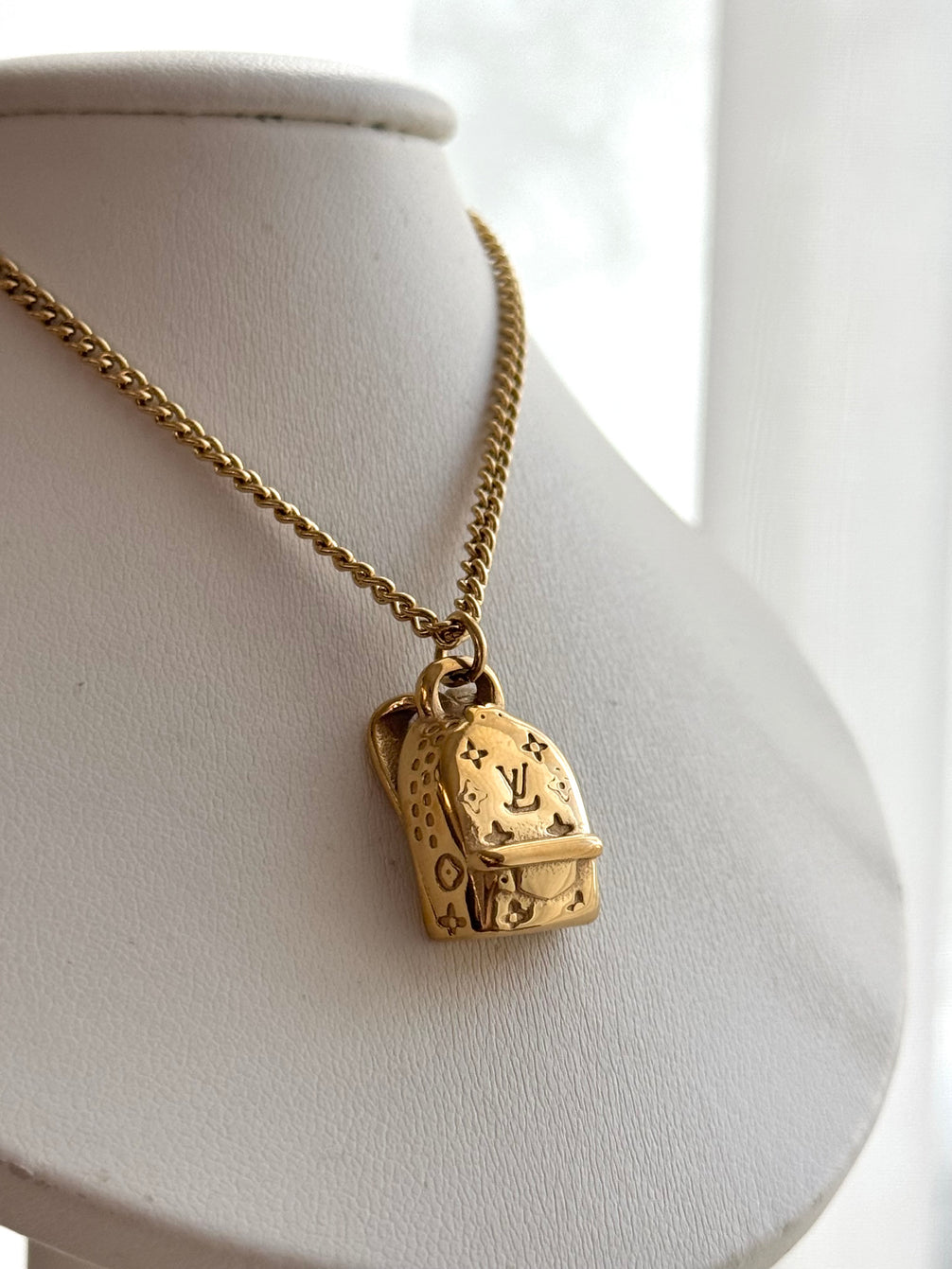 COLLAR MOCHILA LV