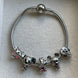 PULSERA CON CHARMS