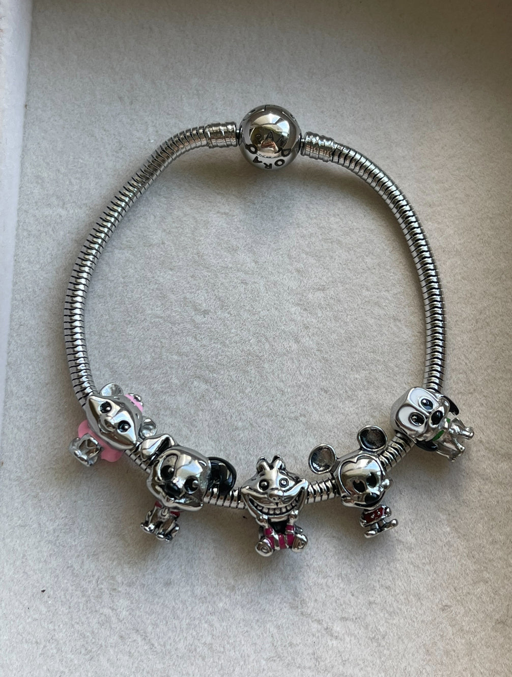 PULSERA CON CHARMS