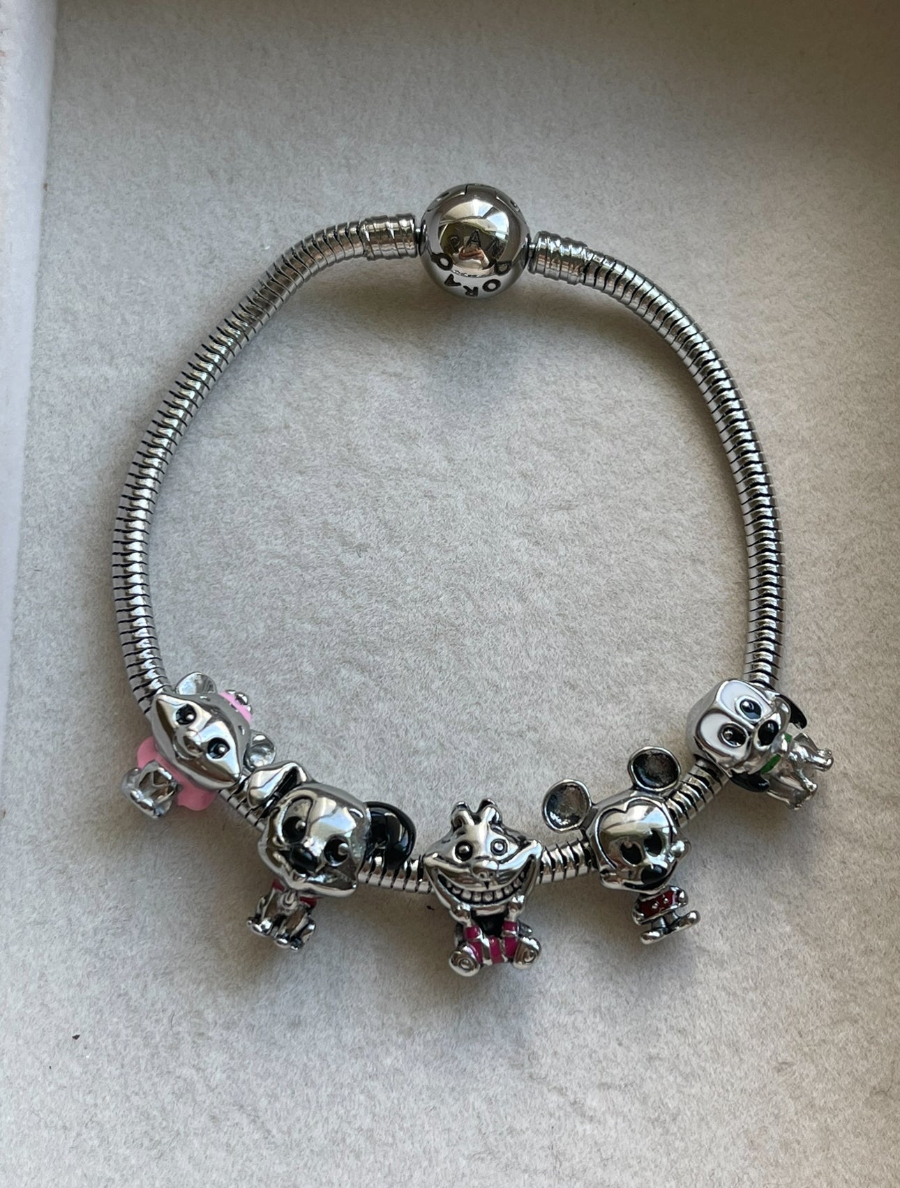 PULSERA CON CHARMS