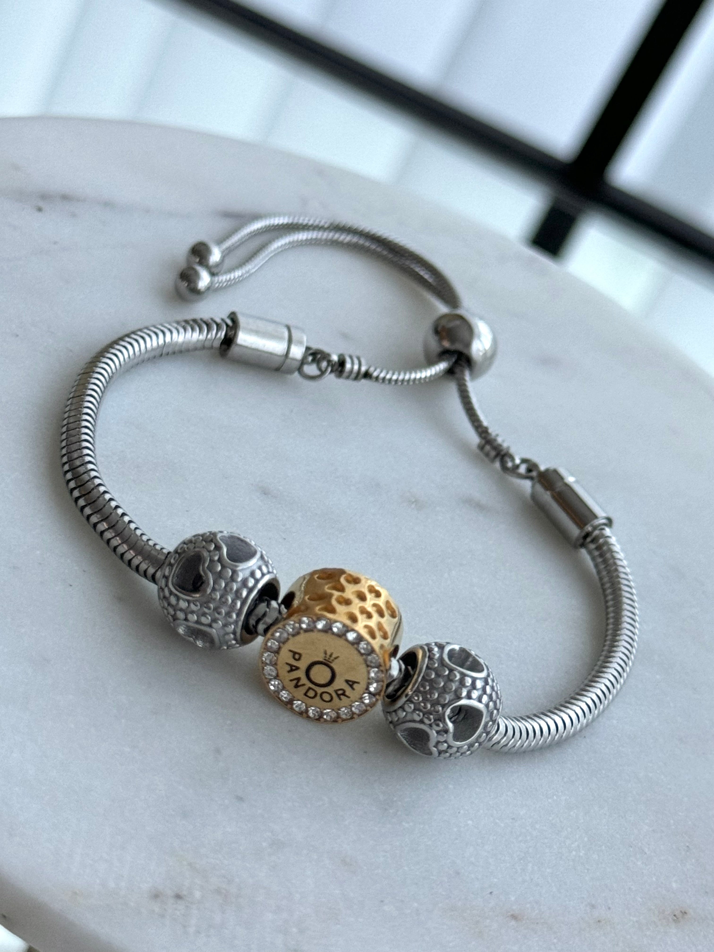 PULSERA CON CHARMS