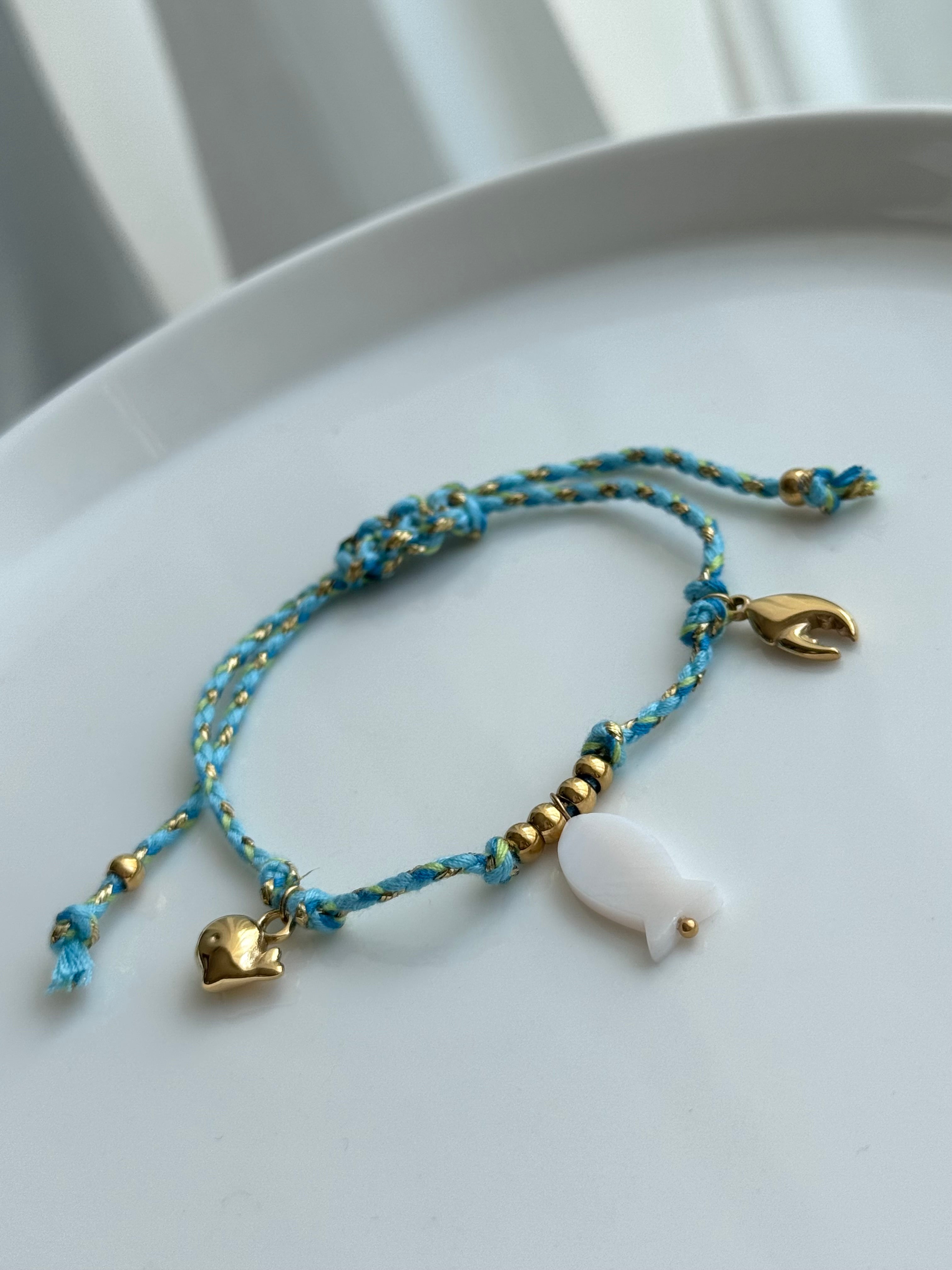 PULSERA HILO AZUL Y DIJES