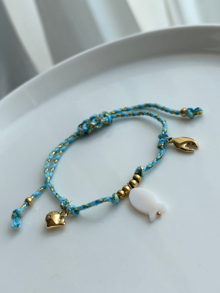 PULSERA HILO AZUL Y DIJES