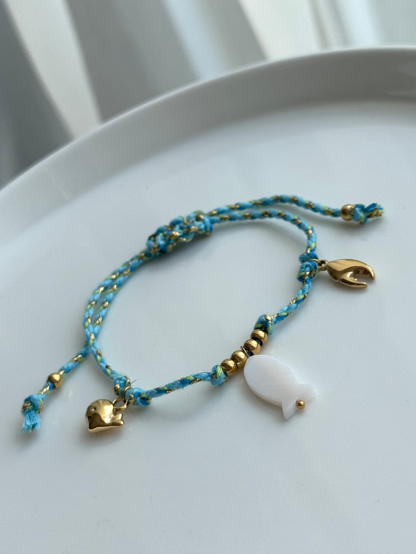 PULSERA HILO AZUL Y DIJES