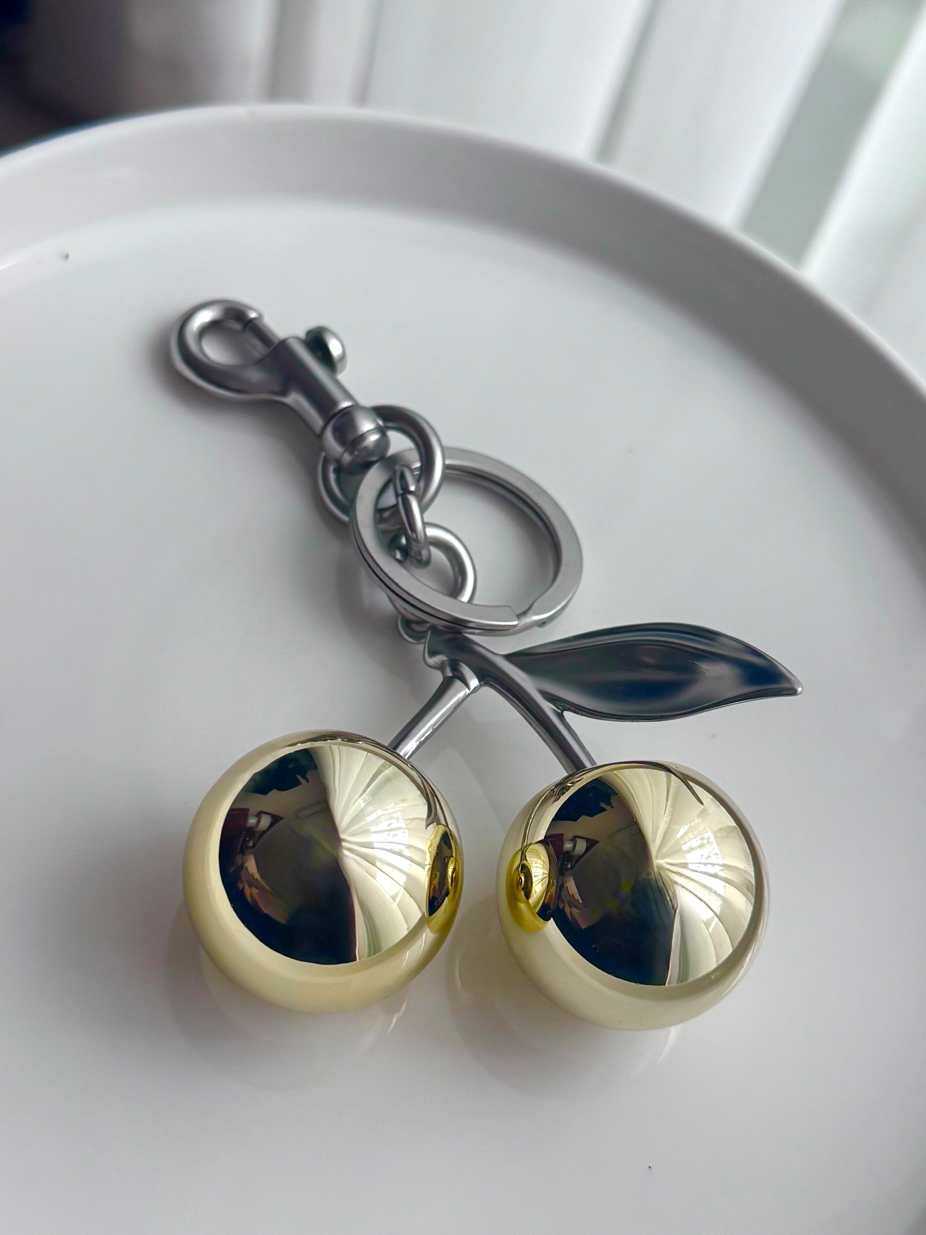 LLAVERO DORADO Y PLATEADO