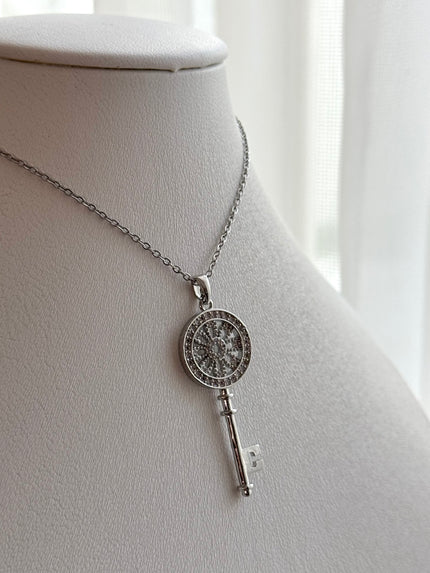 COLLAR DIJE LLAVE CON ZIRCONIA PLATEADO