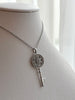 COLLAR DIJE LLAVE CON ZIRCONIA PLATEADO