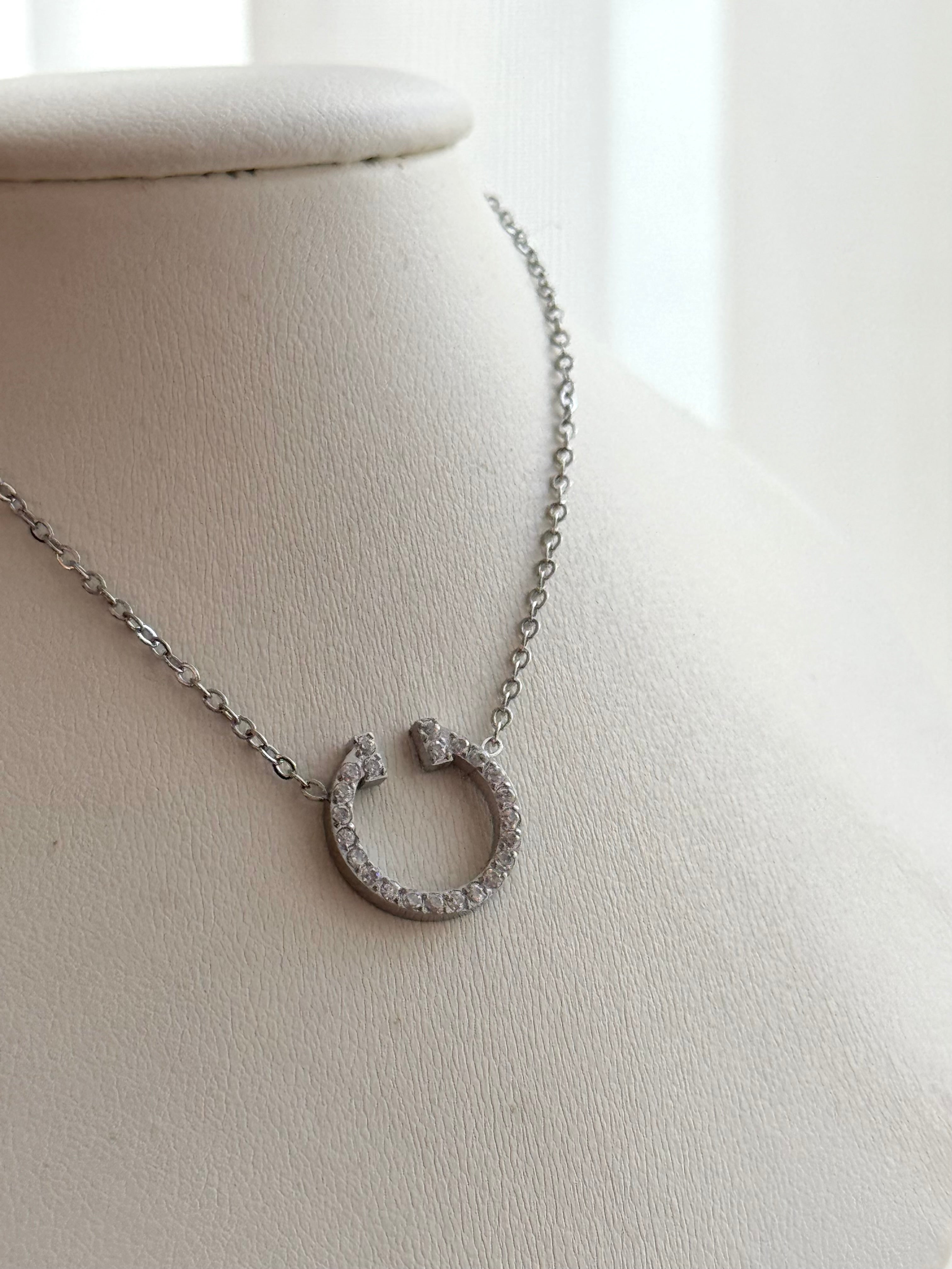 COLLAR T CON CRISTALES PLATEADO