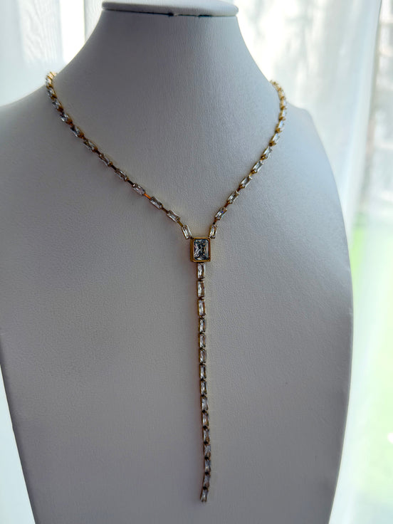 COLLAR CORBATERO CON CRISTALES
