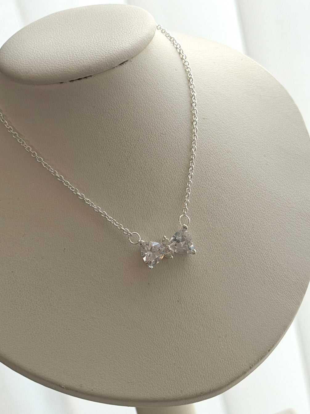 COLLAR MOÑO CRISTAL BLACO