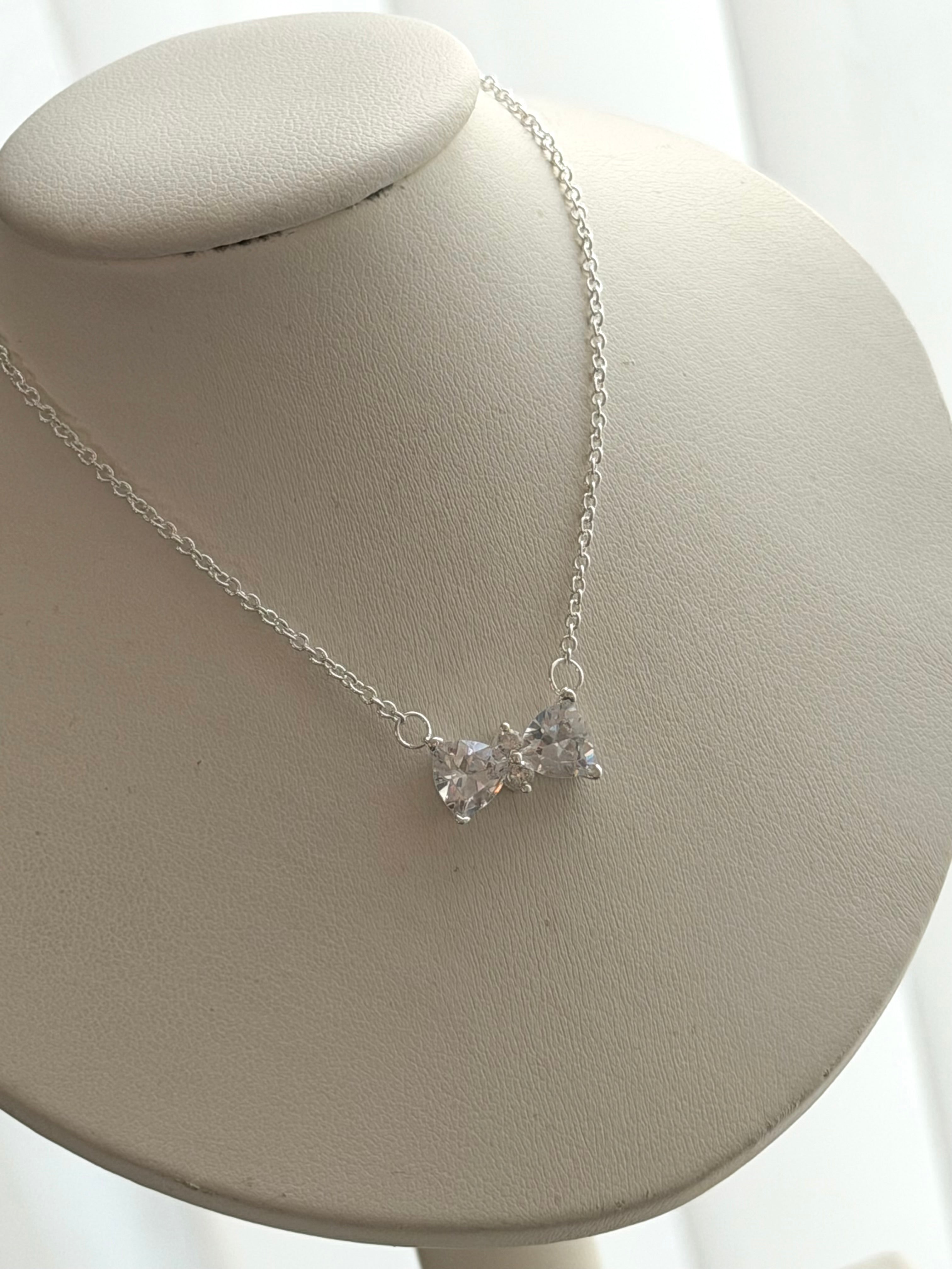 COLLAR MOÑO CRISTAL BLACO