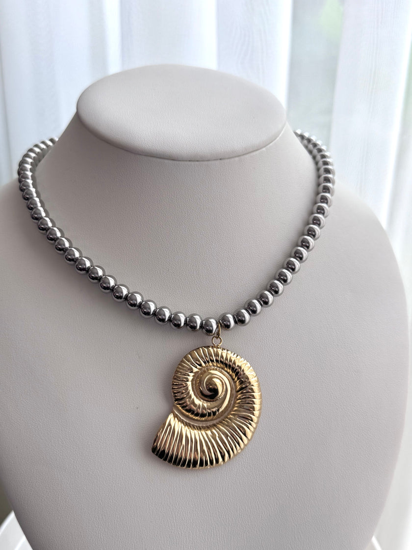 COLLAR BOLITAS DIJE CARACOL