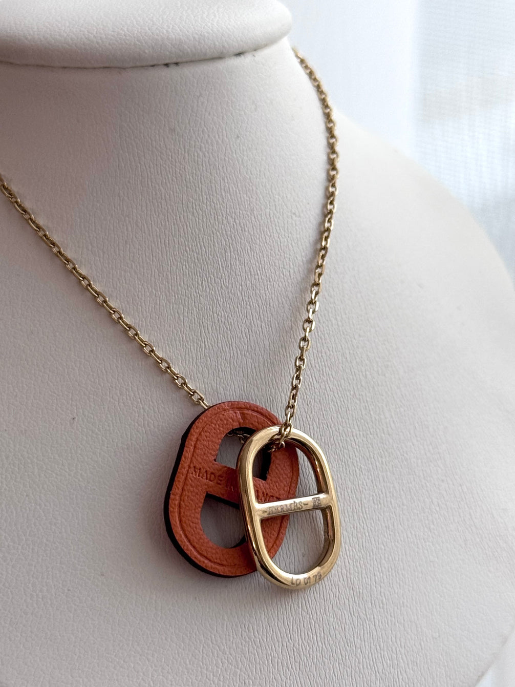 COLLAR H NARANJA