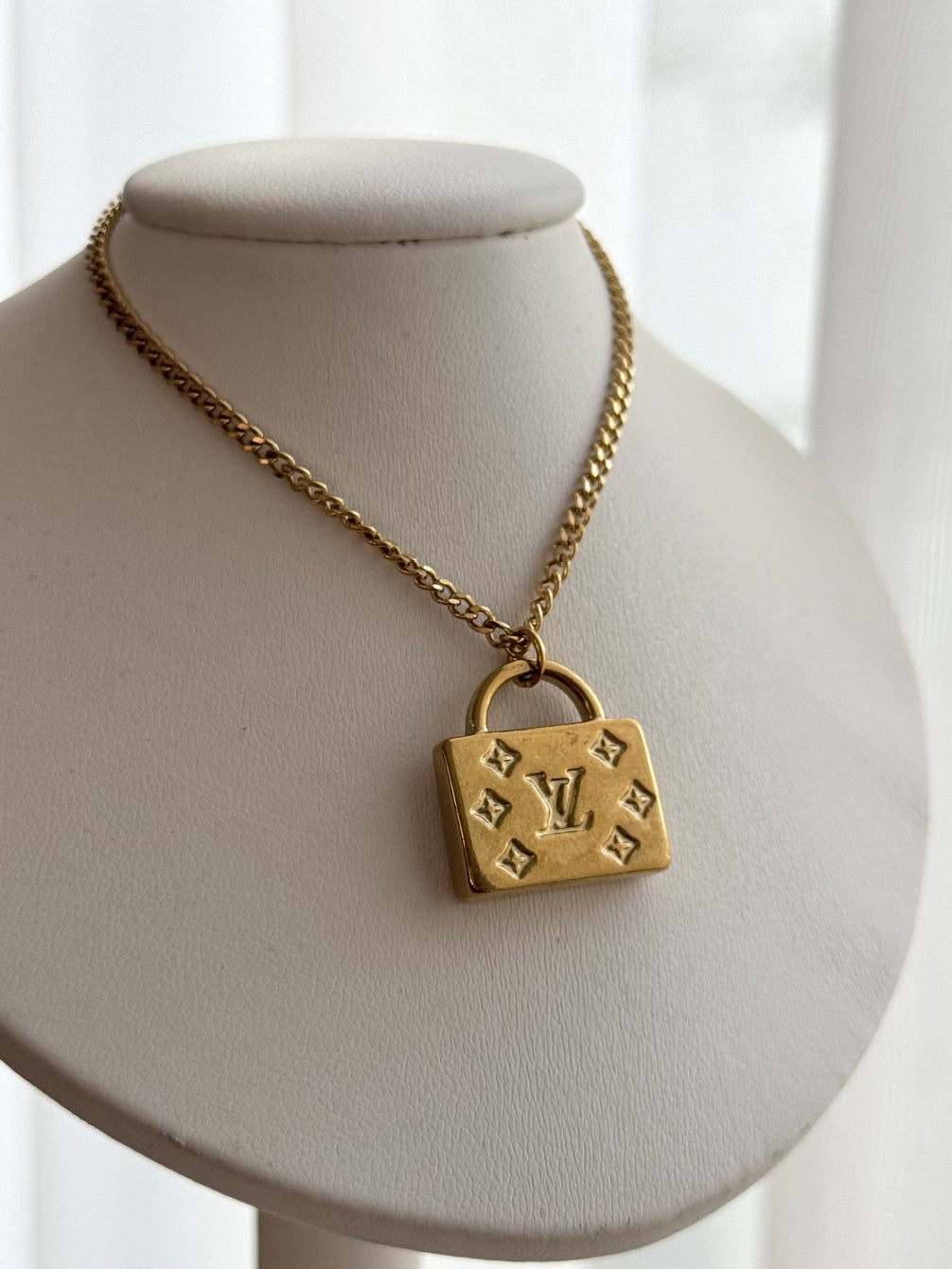 COLLAR BOLSA LV
