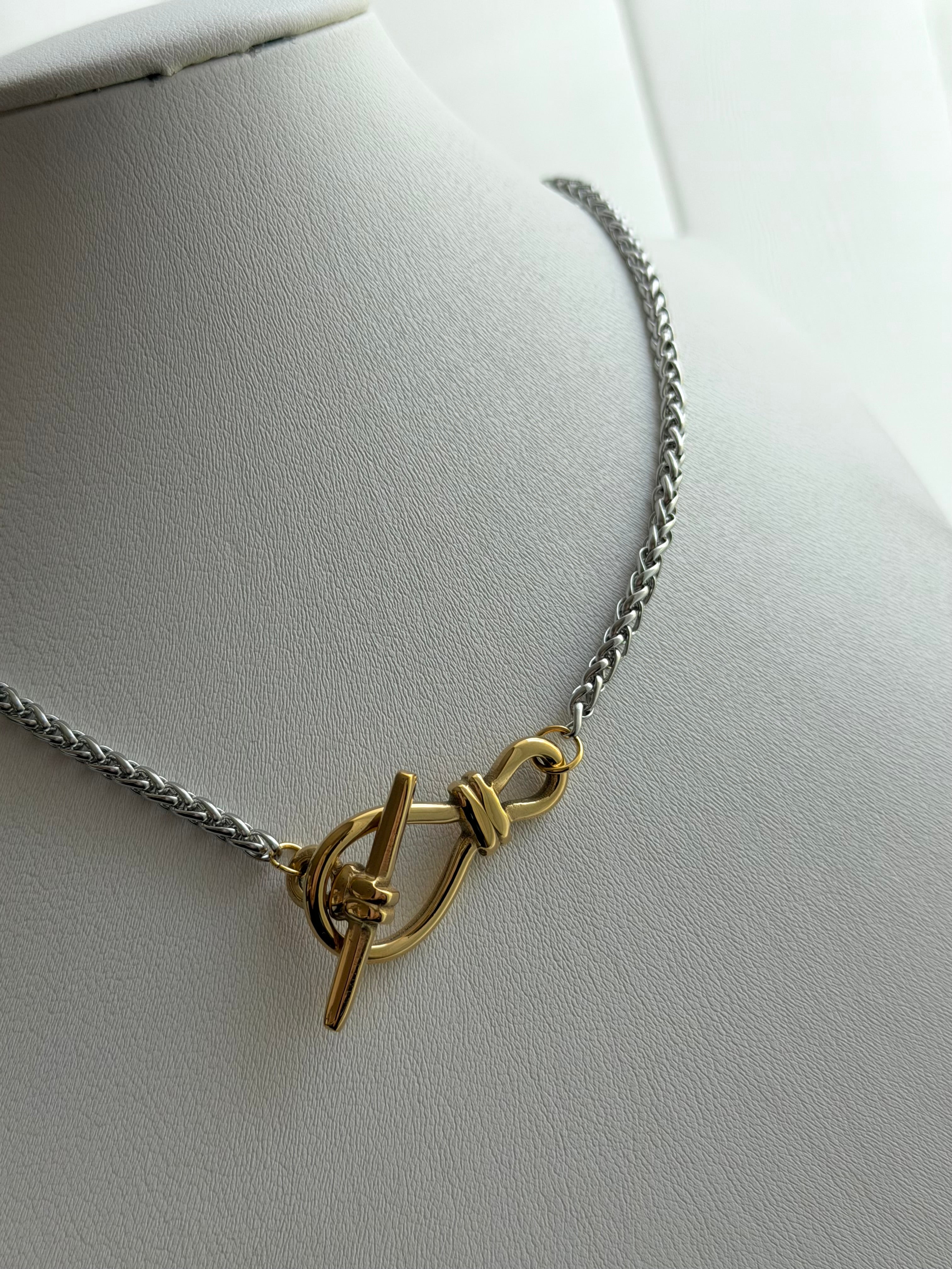 COLLAR BROCHE NUDO