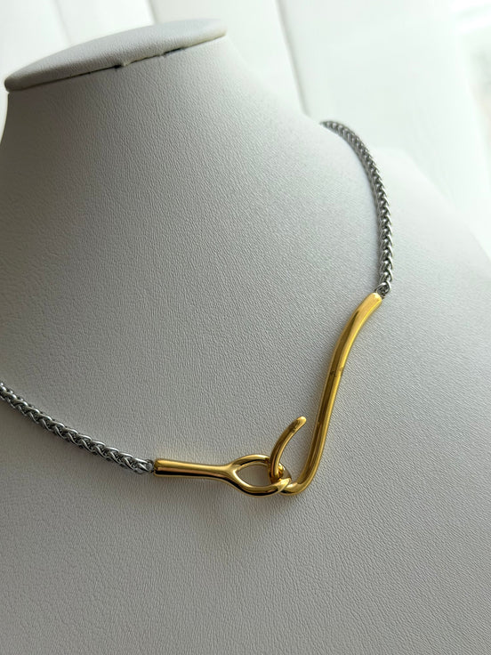 COLLAR CORBATERO