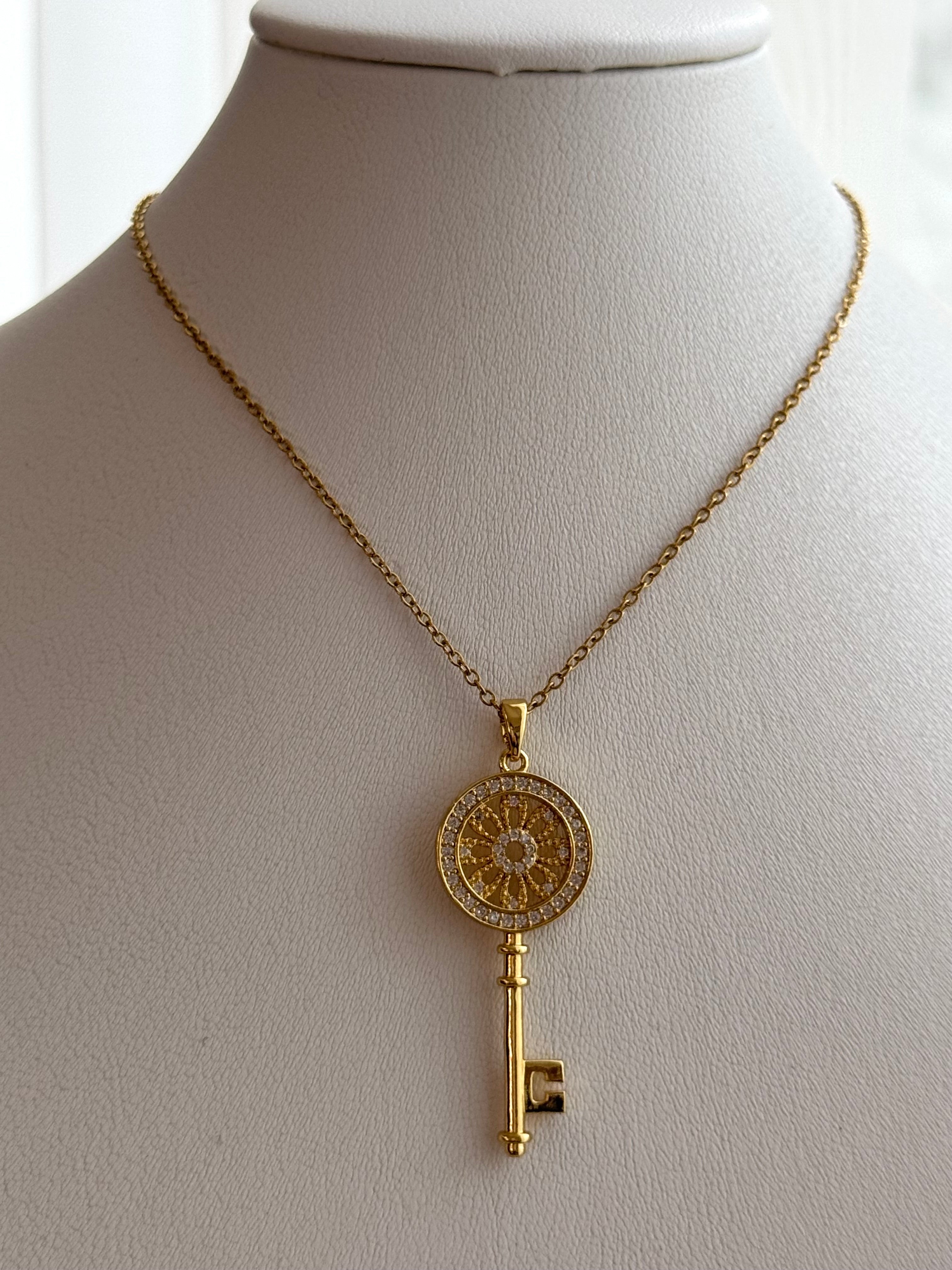 COLLAR LLAVE CON ZIRCONIA DORADA