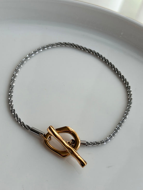 PULSERA BROCHE T Y CADENA BRILLOSA