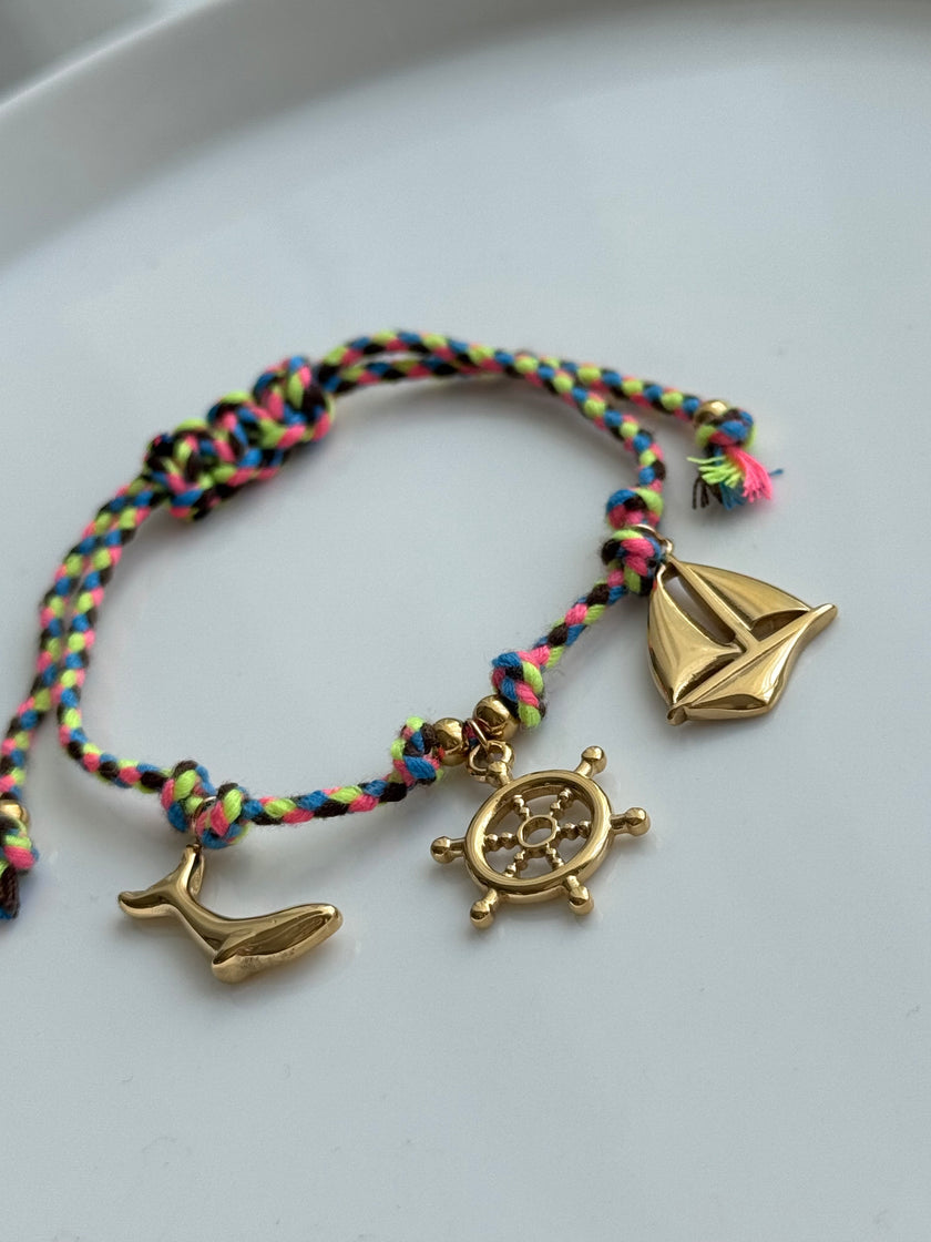 PULSERA HILO COLORES Y DIJES