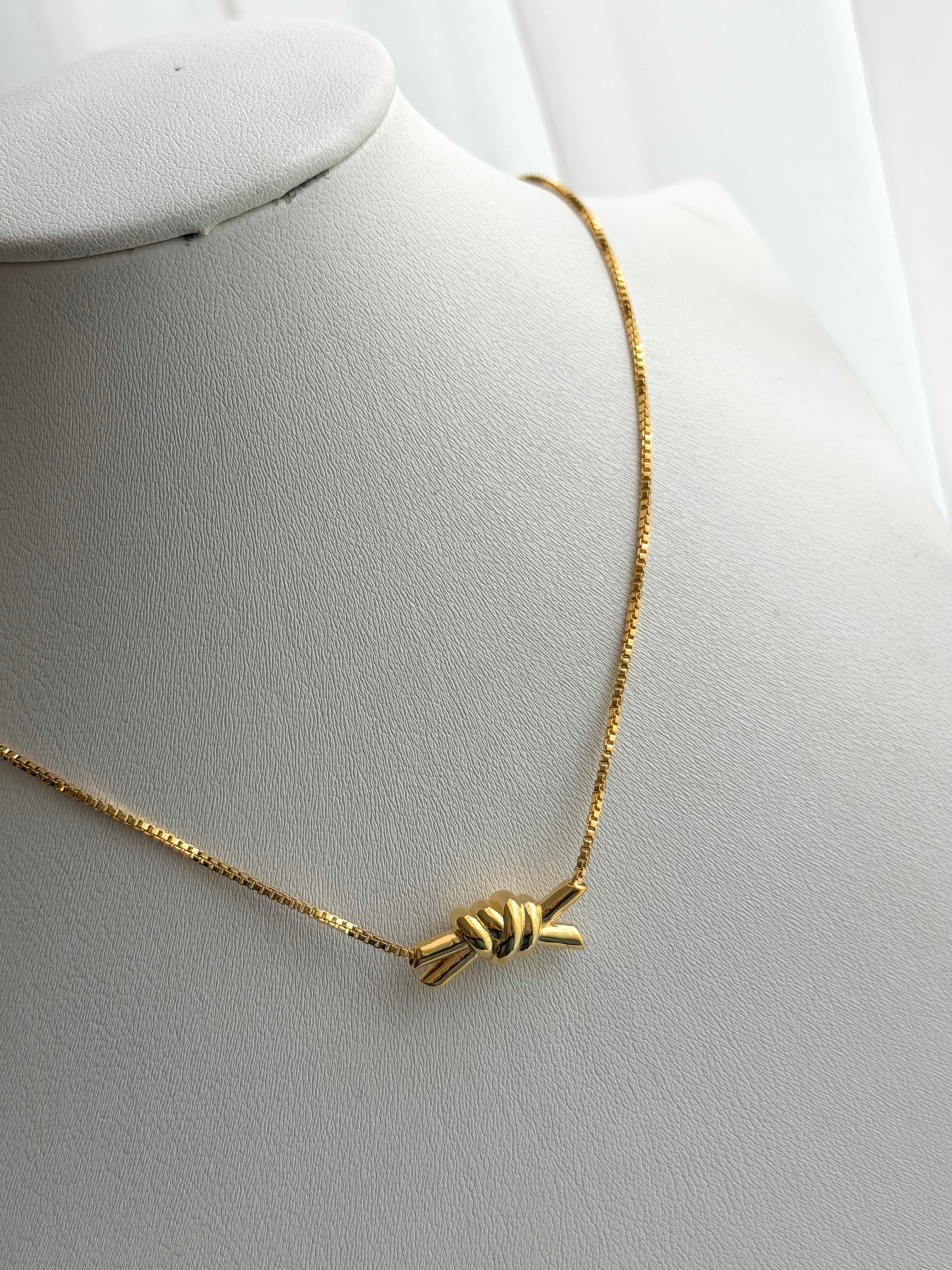 COLLAR NUDO