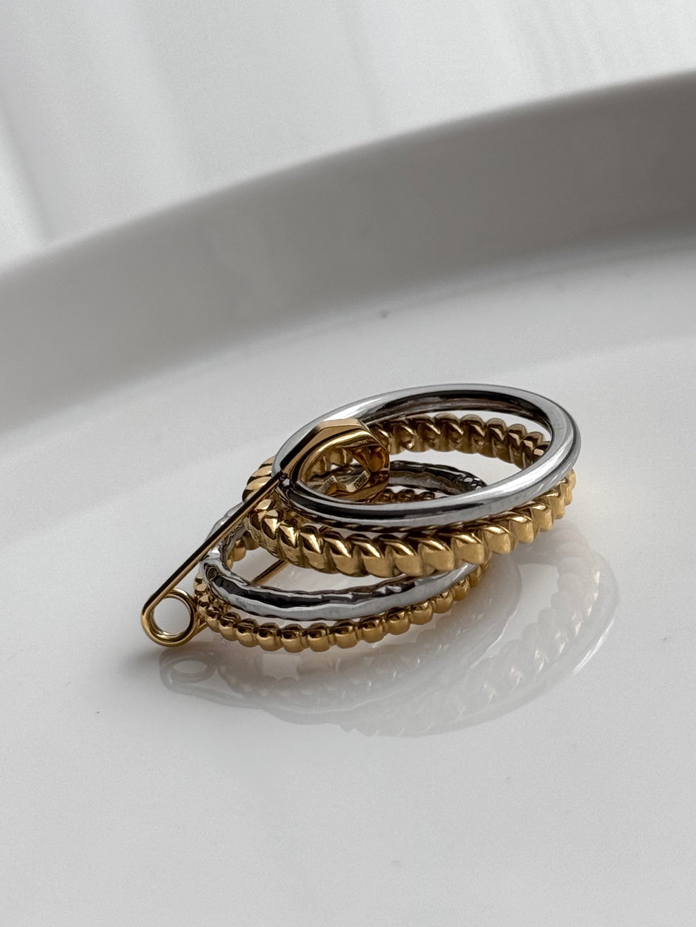 ANILLO CON BROCHE