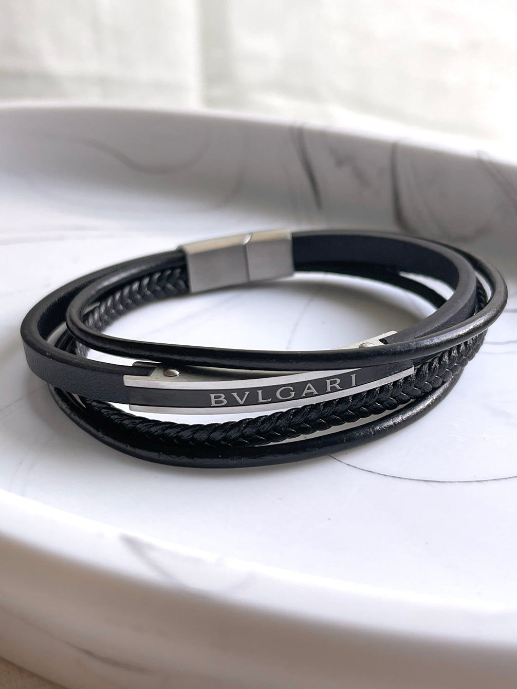 PULSERA CUATRO TIRAS CON PLACA PLATEADA