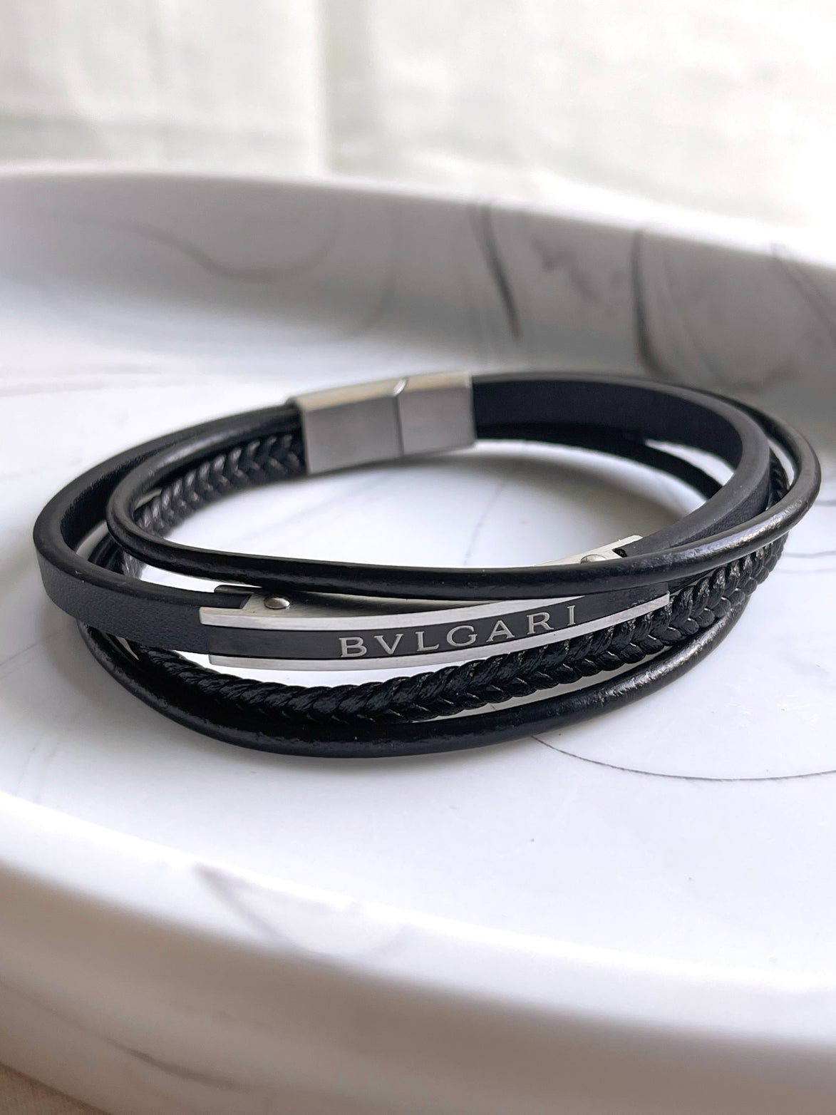 PULSERA CUATRO TIRAS CON PLACA PLATEADA