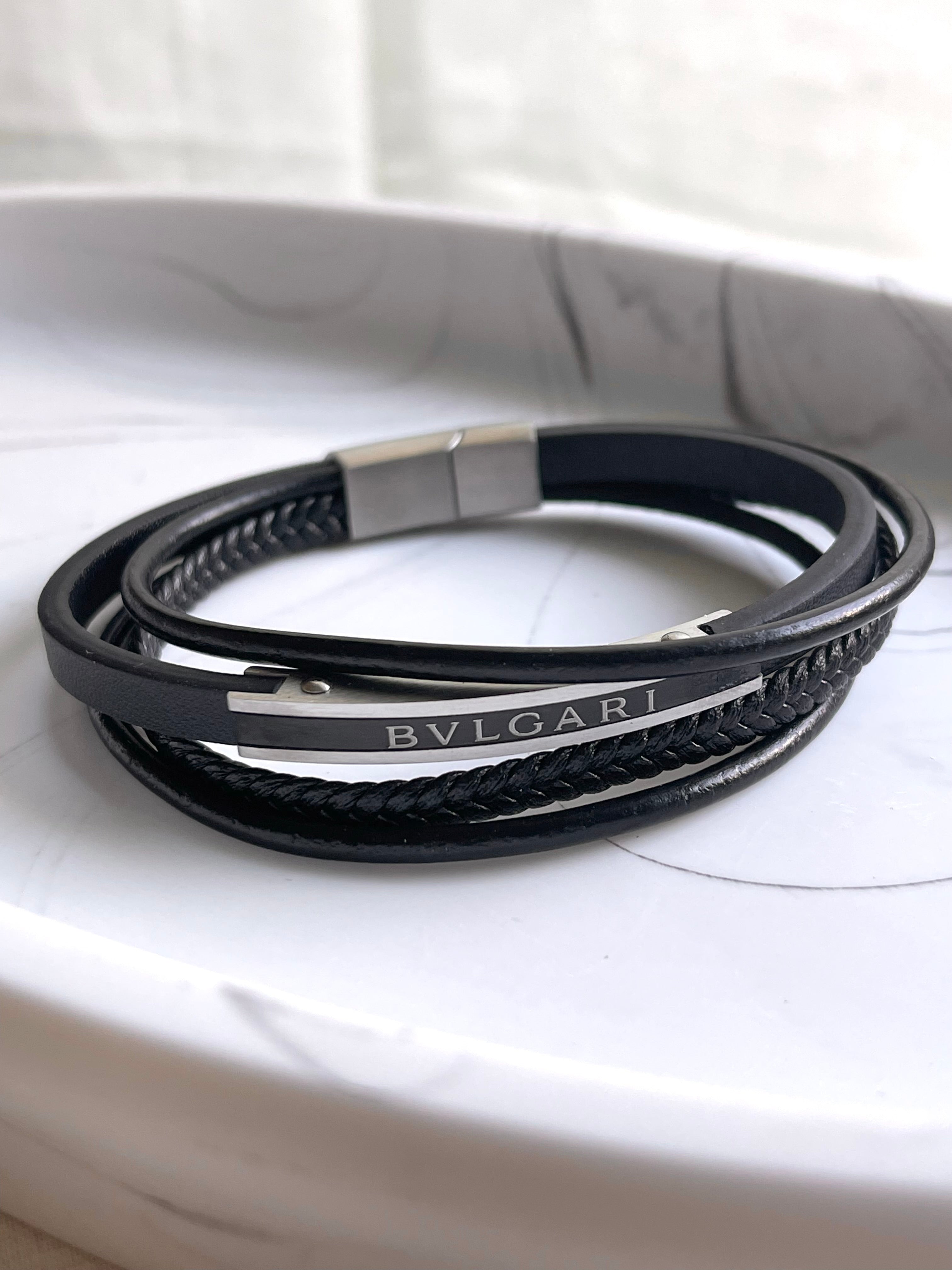 PULSERA CUATRO TIRAS CON PLACA PLATEADA