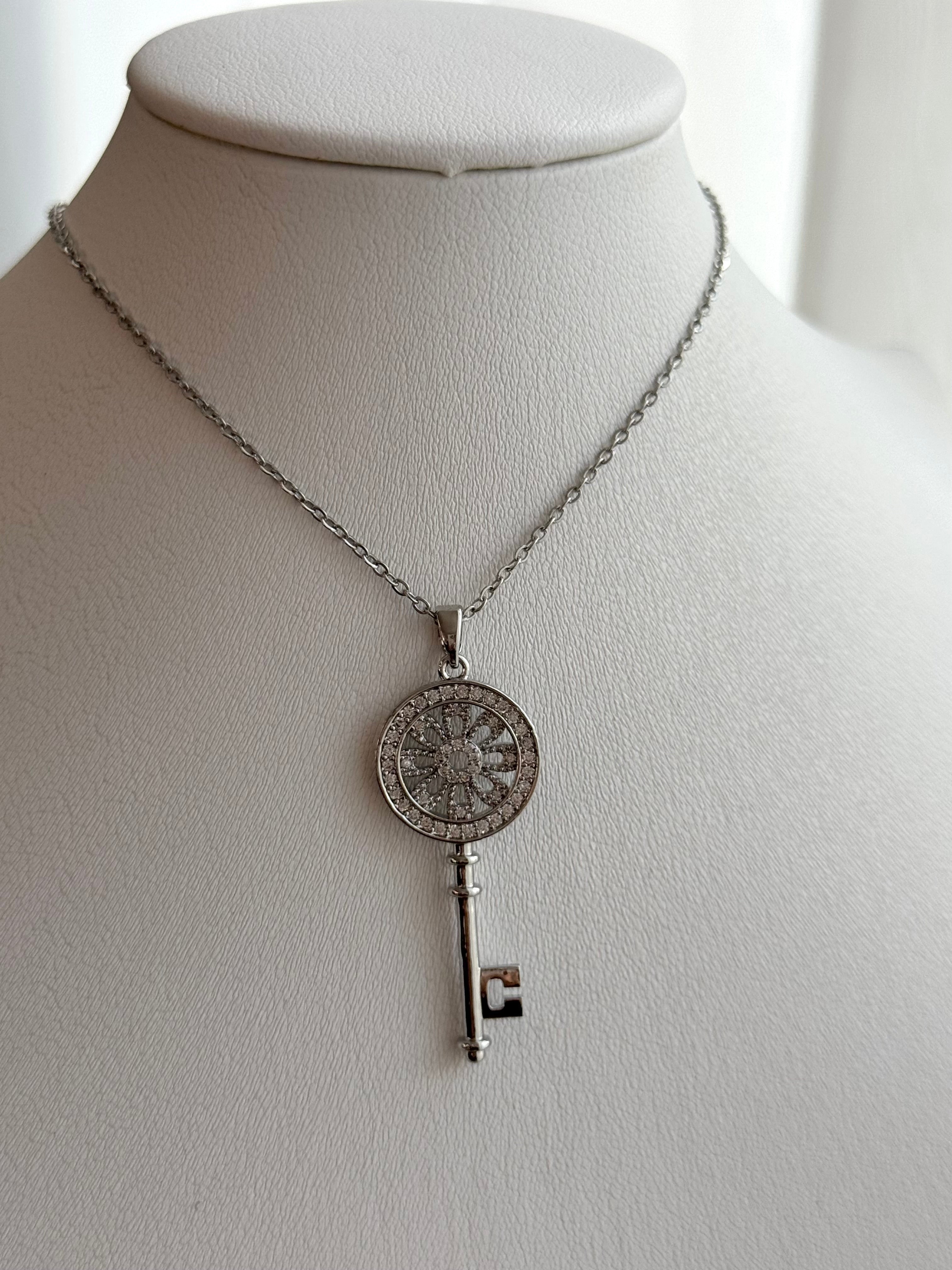 COLLAR DIJE LLAVE CON ZIRCONIA PLATEADO