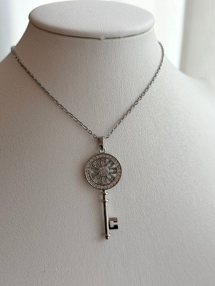 COLLAR DIJE LLAVE CON ZIRCONIA PLATEADO