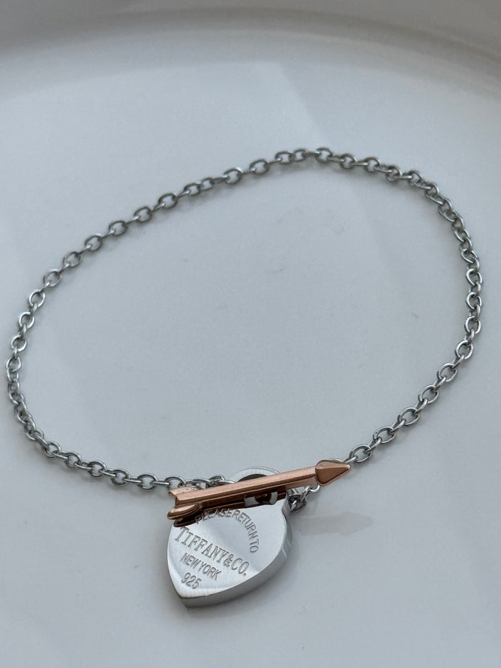PULSERA DELGADA BROCHE CORAZON CON FLECHA