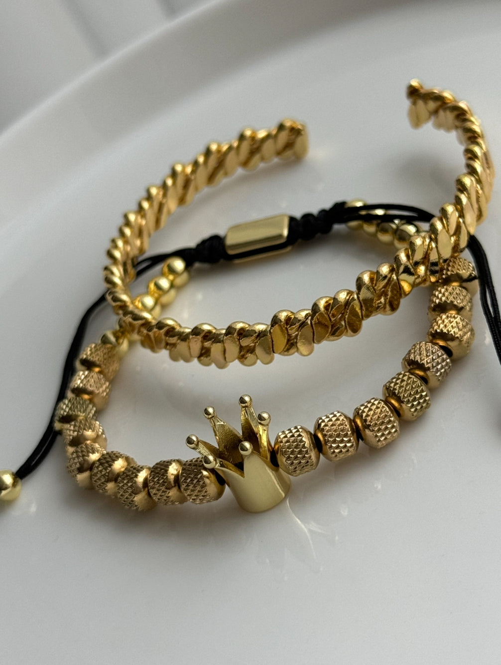 PAR DE PULSERAS DORADAS CORONA