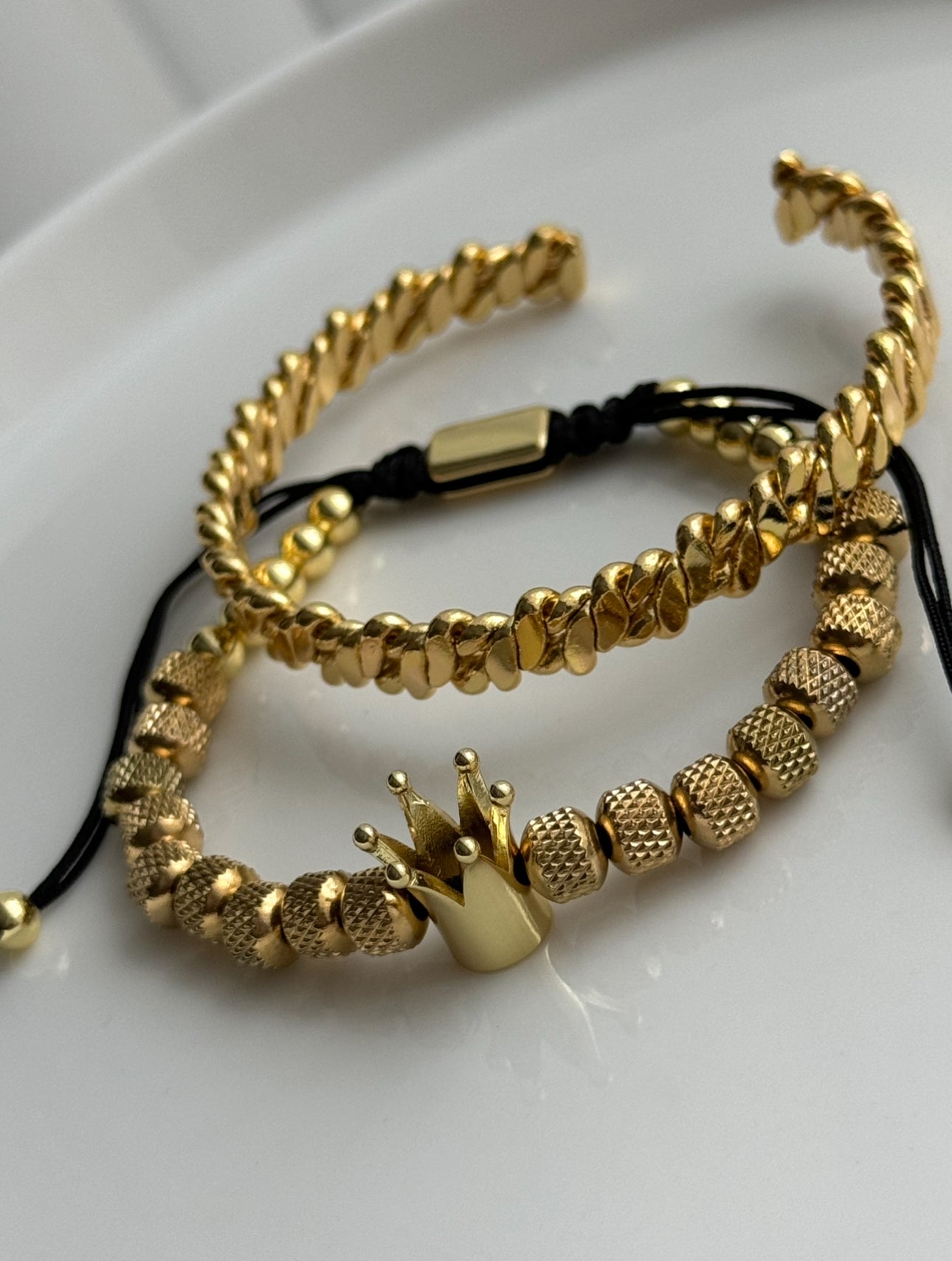 PAR DE PULSERAS DORADAS CORONA