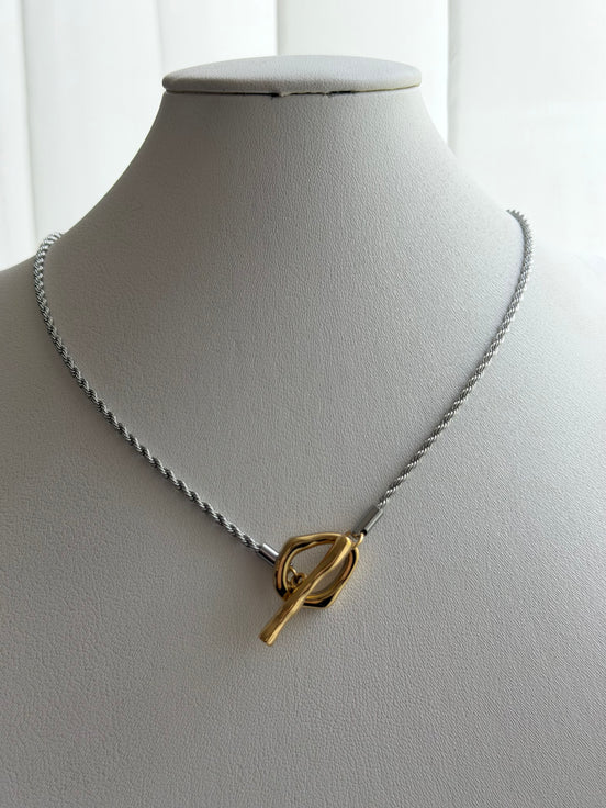 COLLAR CON BROCHE T