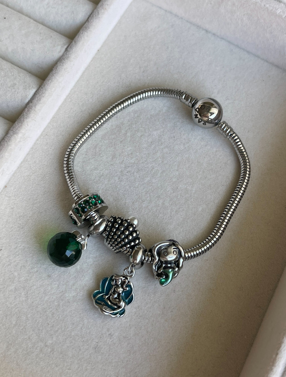PULSERA CON CHARMS