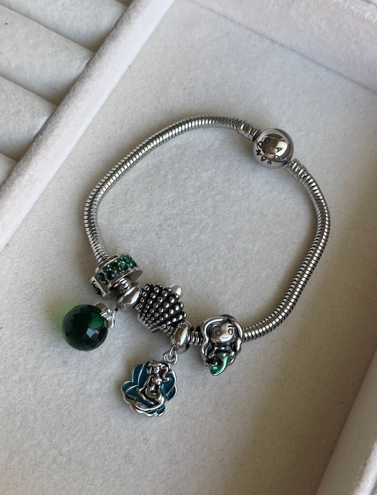 PULSERA CON CHARMS