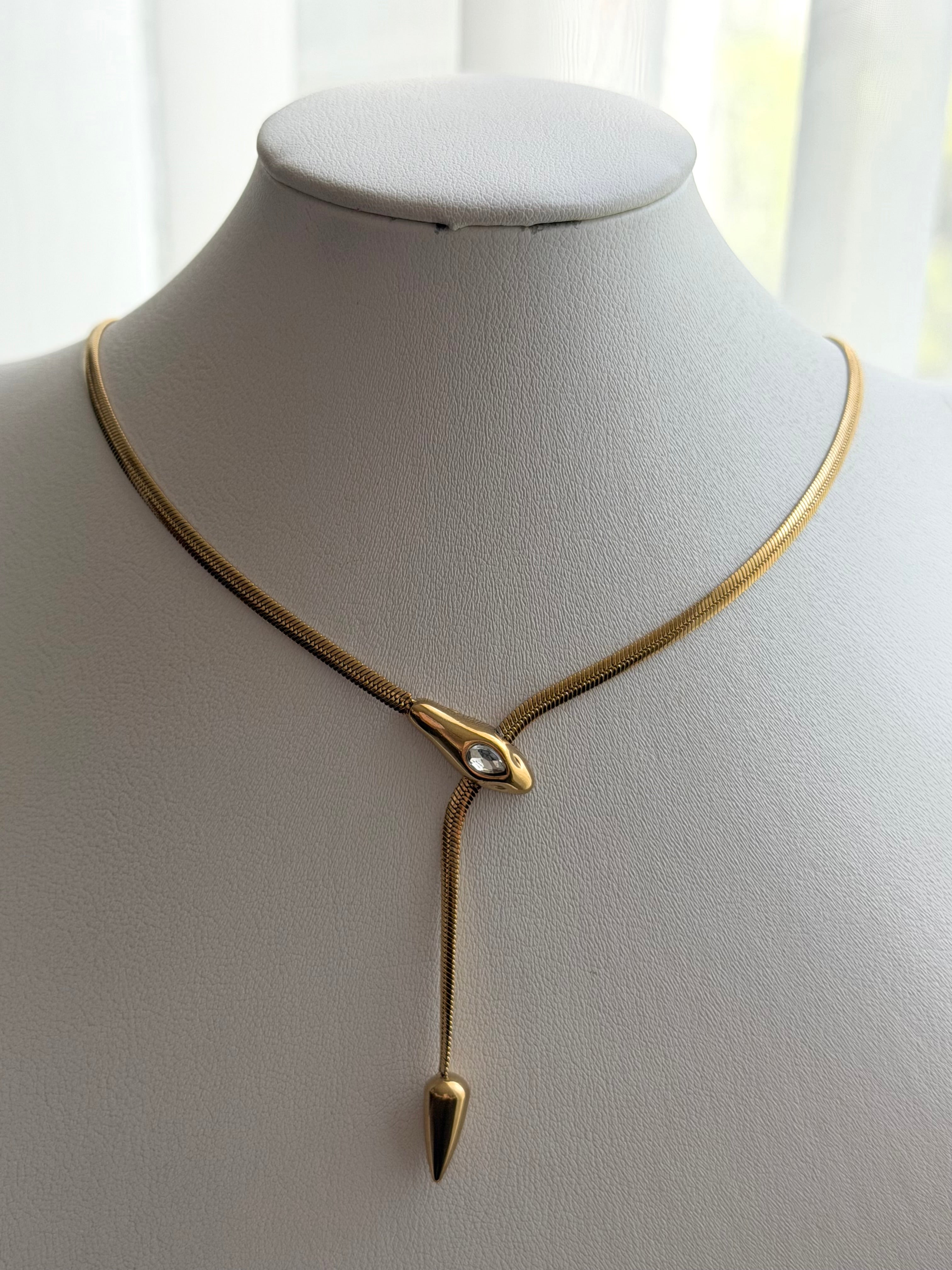 COLLAR CORBATERO