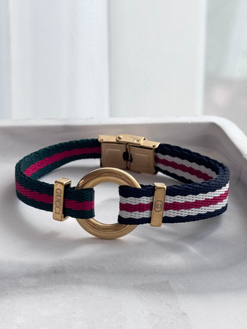 PULSERA TELA PLACA DORADA