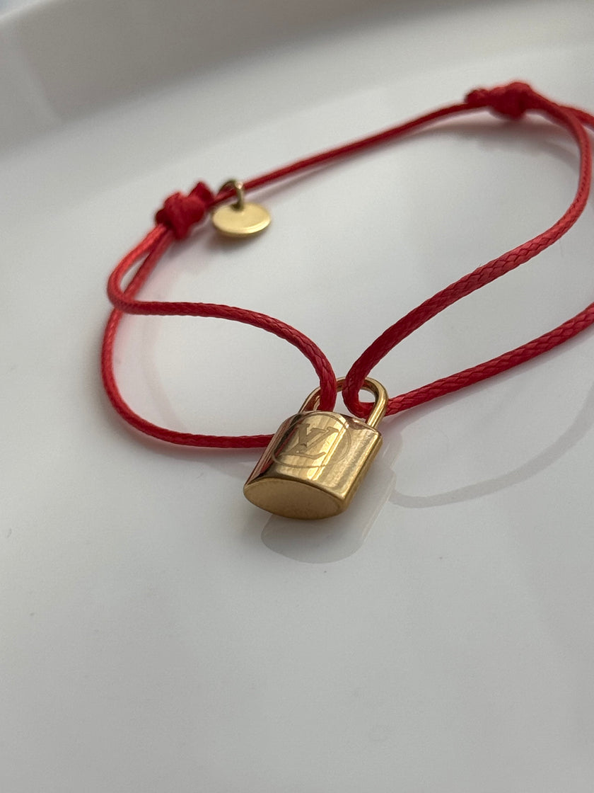 PULSERA HILO CANDADO LV ROJO
