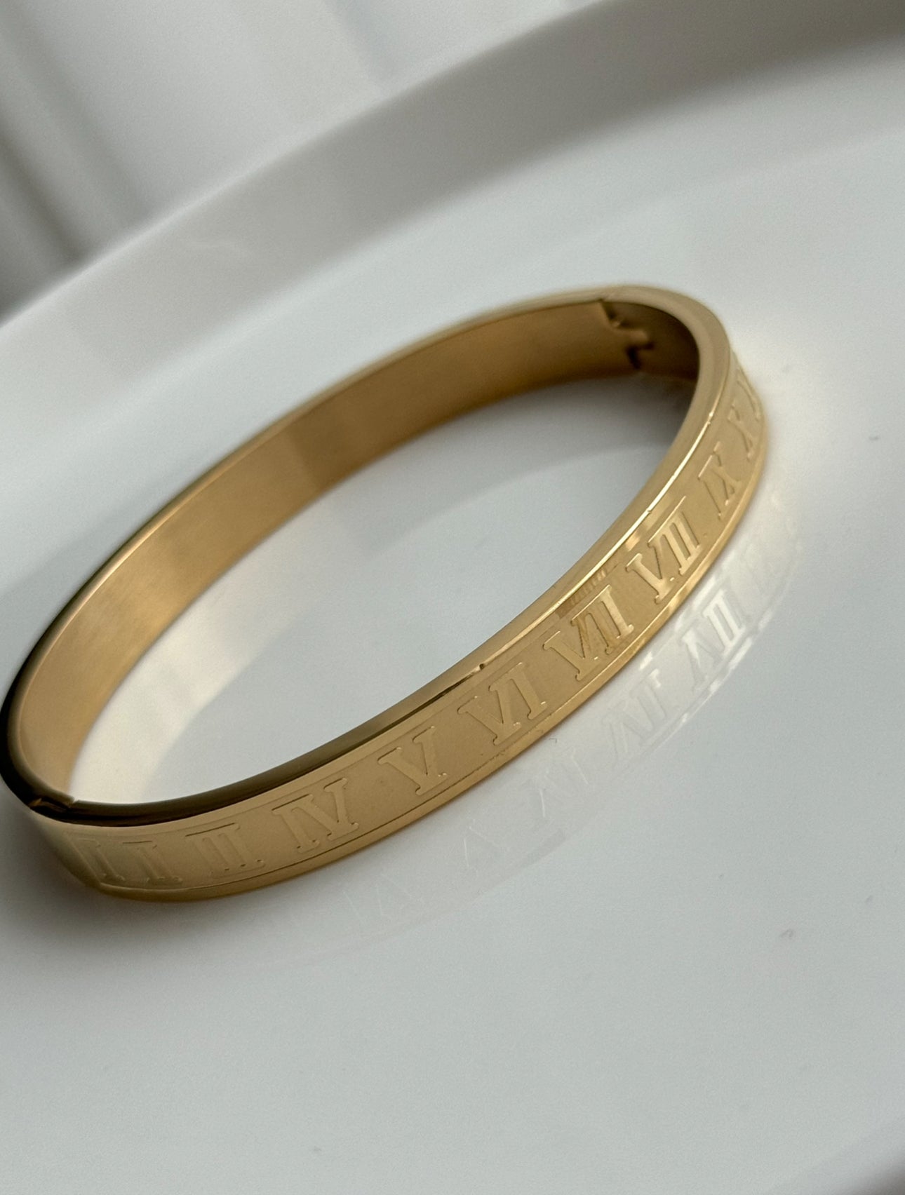 PULSERA RÍGIDA DORADA