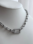 COLLAR PLATEADO CON ESLABÓN DE CRISTALES