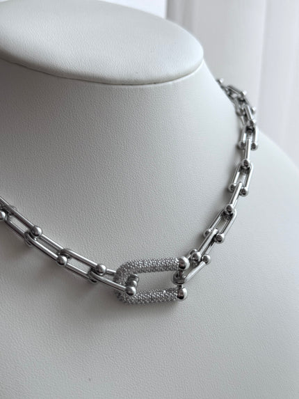 COLLAR PLATEADO CON ESLABÓN DE CRISTALES