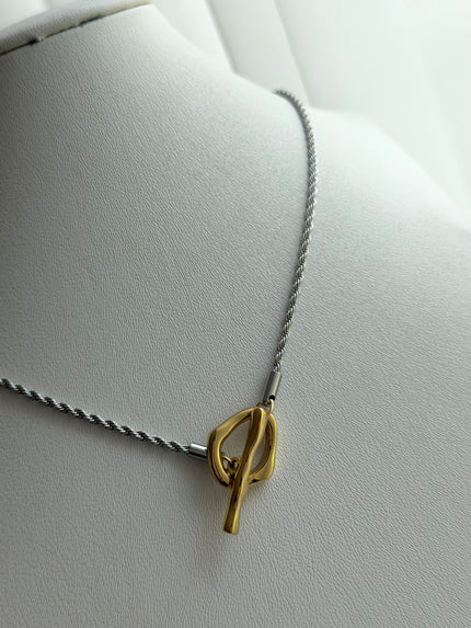 COLLAR CON BROCHE T