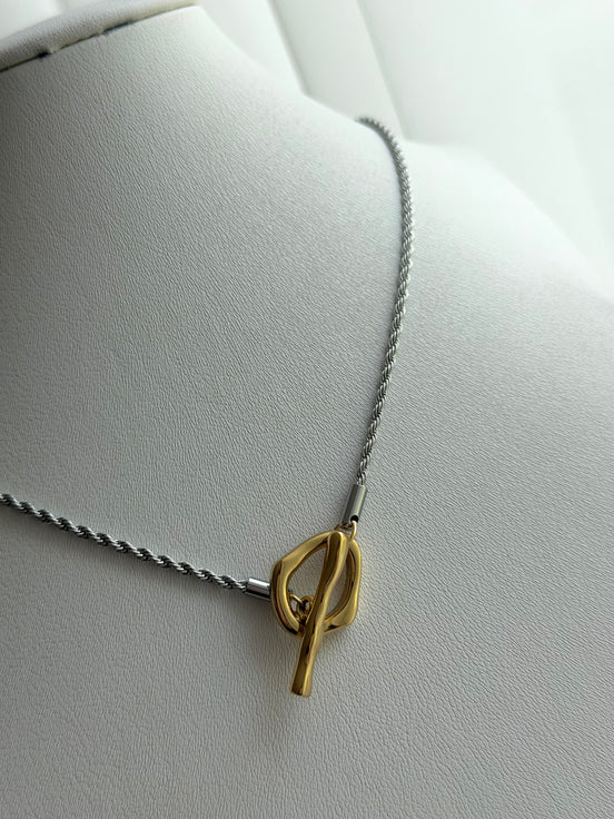 COLLAR CON BROCHE T